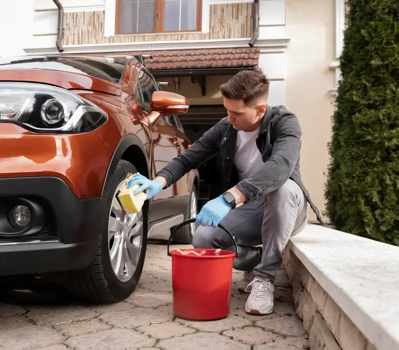 Lavage auto à domicile Saint-Caprais-de-Bordeaux : professionnel intervenant sur un véhicule